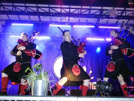 Foreign Slovaks Performing  Songs